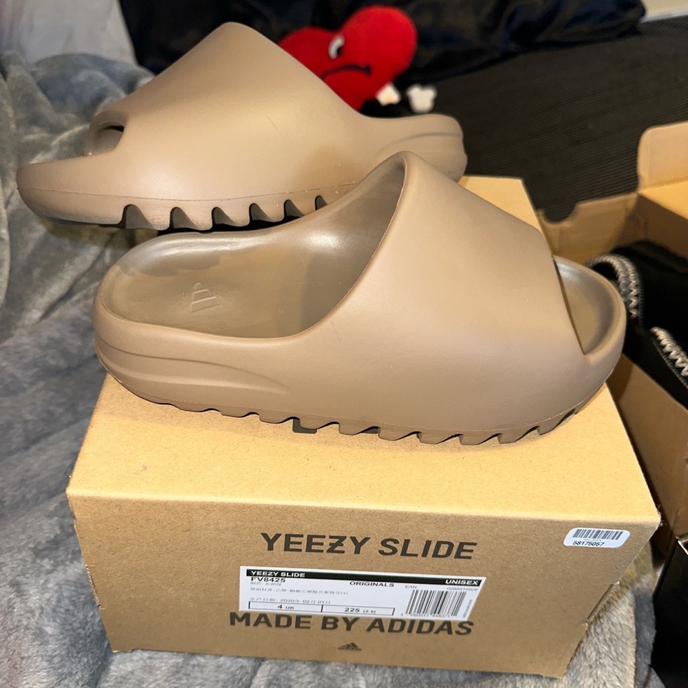 Yeezy Slide mens 4 womens 5.5 Earth Brown